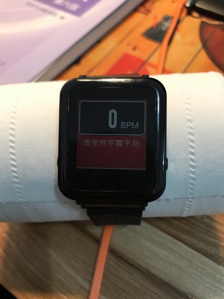 Фитнес-браслет Xiaomi Mi Band 3 находит пульс у салфетки