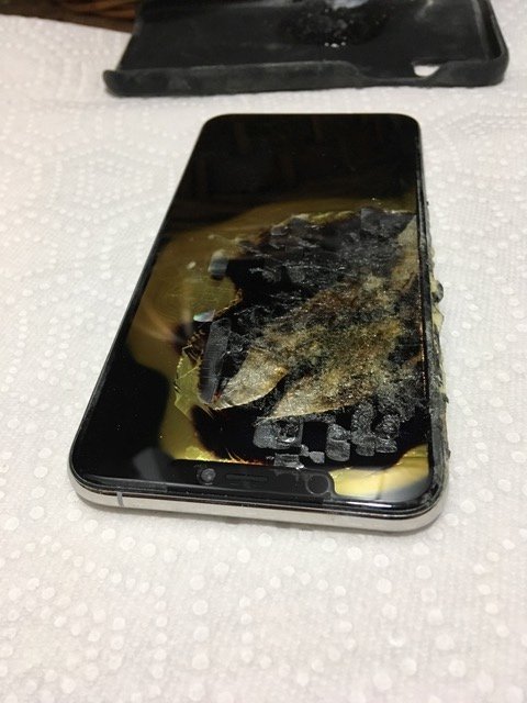 Первый пошёл: iPhone XS Max загорелся прямо в кармане брюк