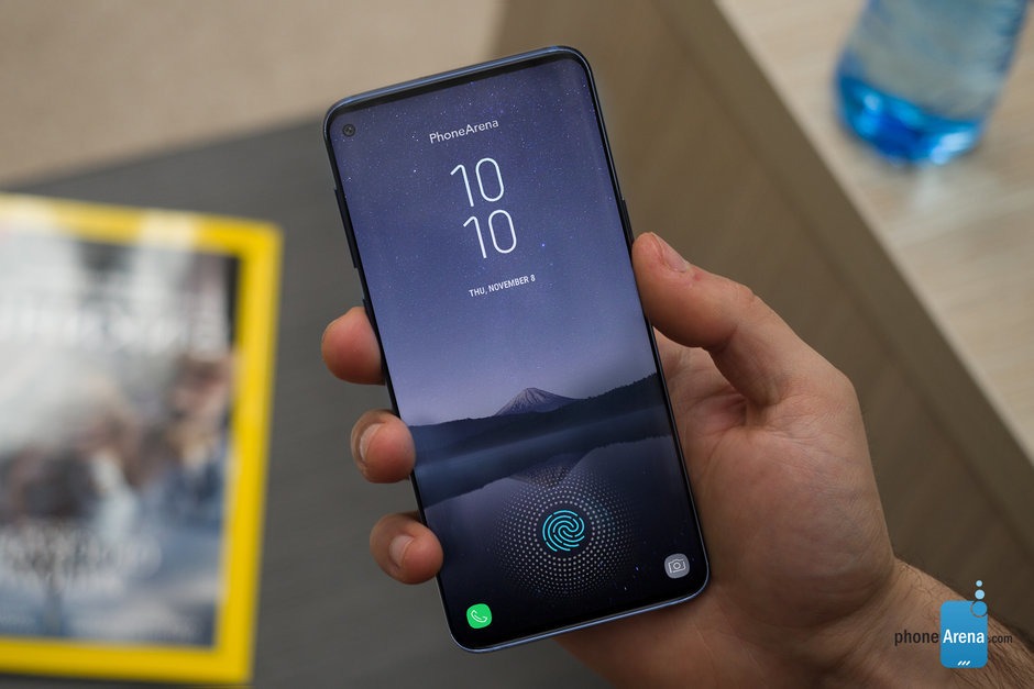 Новый флагман Samsung может получить двойную дыру в дисплее