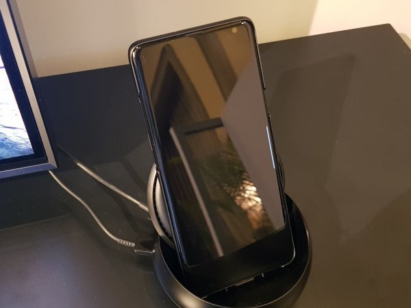 Samsung показала 5G-смартфон с косой «чёлкой»