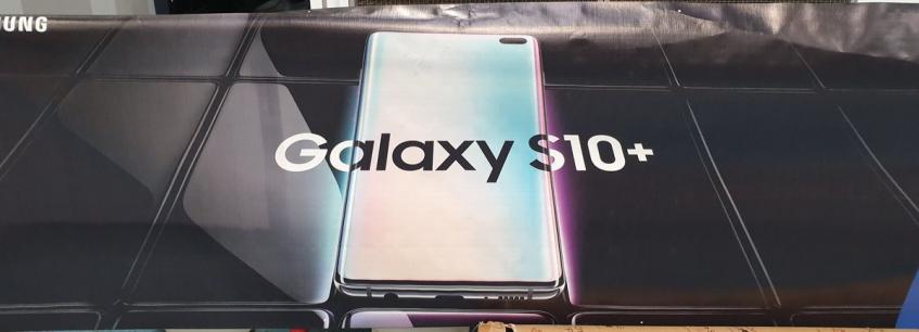 Рекламный плакат показал Samsung Galaxy S10+