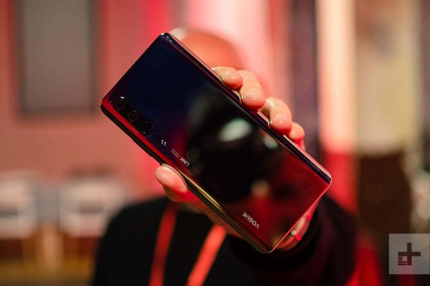 Huawei P30 нашли на MWC 2019 и отсняли на фото