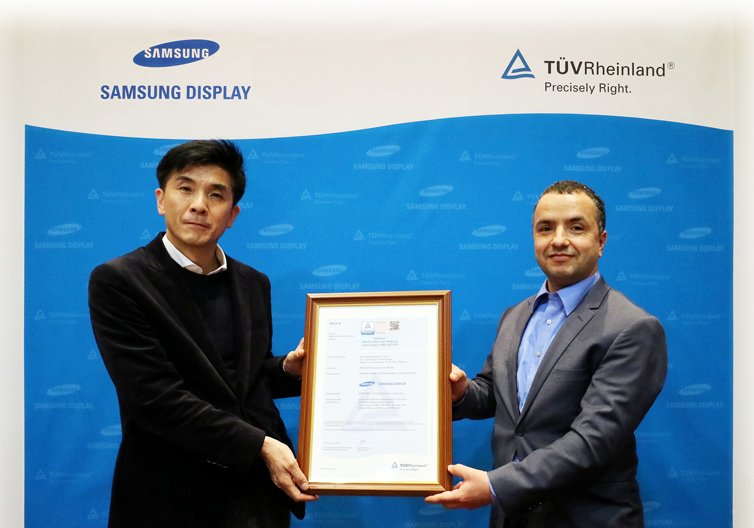 Экран Samsung Galaxy S10 излучает рекордно малое количество синего света