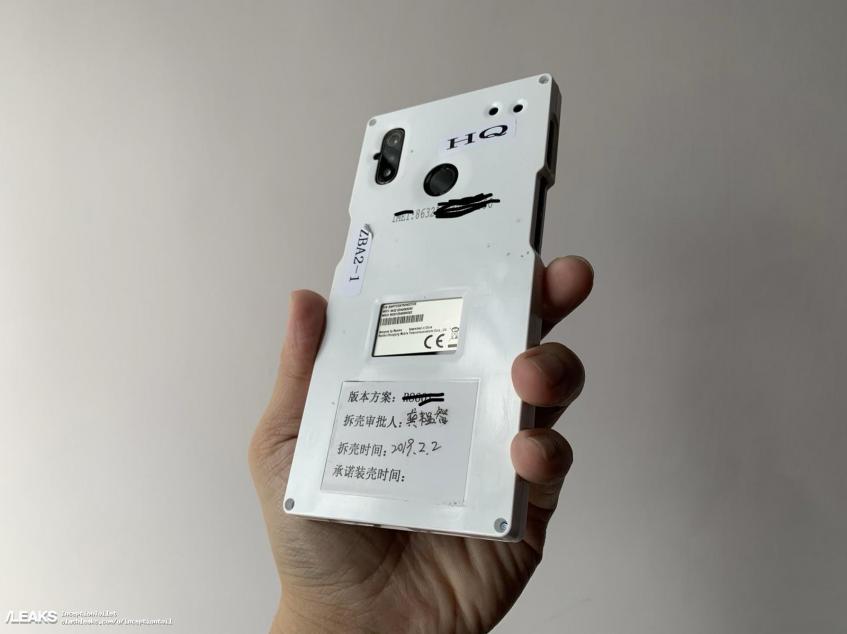 Прототип флагманского смартфона Xiaomi Mi 9 позирует на живом фото