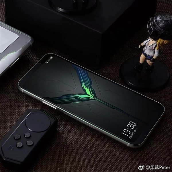 Игровой смартфон Black Shark 2 позирует на официальных рендерах. Модель не похожа на другие флагманы на SoC Snapdragon 855