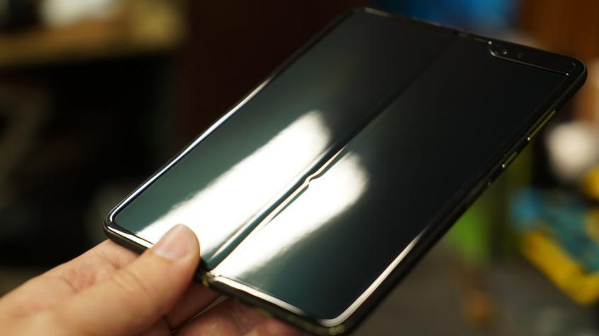 Складной смартфон Samsung Galaxy Fold выходит из строя из-за пыли