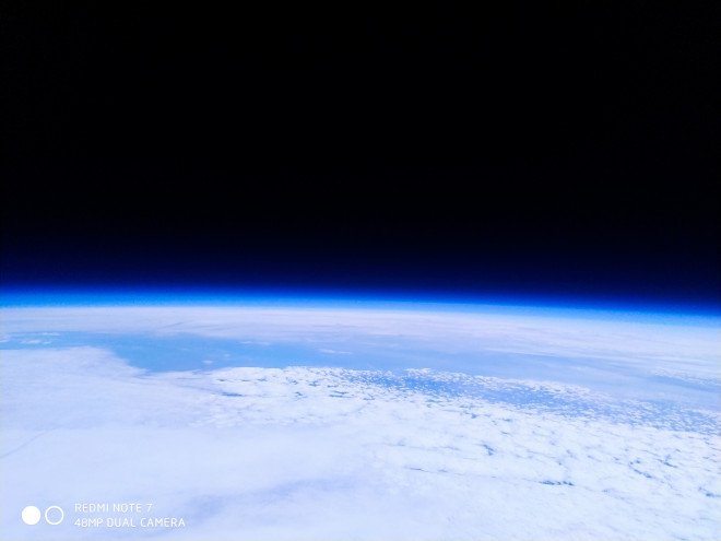 Видео дня: Redmi Note 7 побывал в космосе и вернулся на Землю - вместе с фотографиями планеты из стратосферы