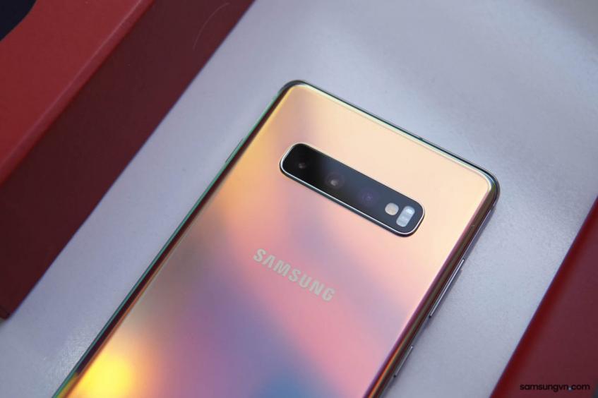 Новая расцветка Samsung Galaxy S10+ на живых фото