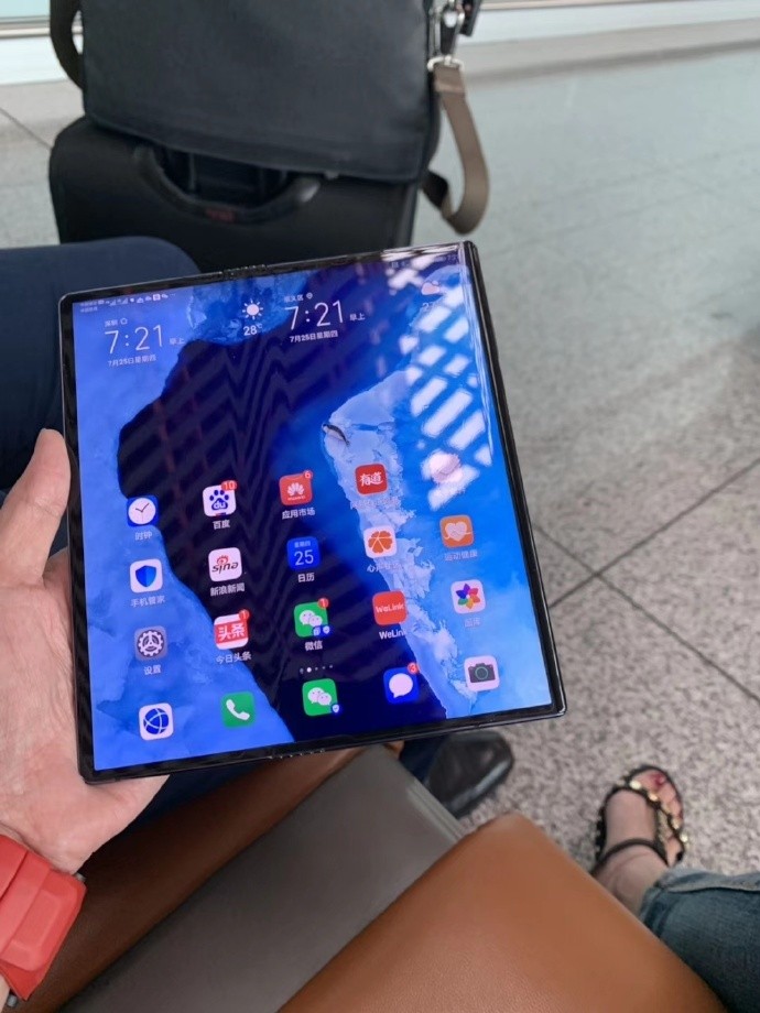 Главу Huawei застукали со складным смартфоном Mate X в руках - 2