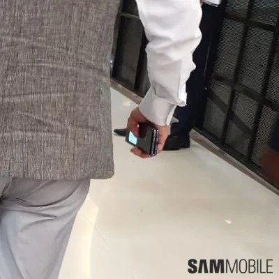 Фото дня: складной Samsung Galaxy Fold с гибким экраном снова замечен на улицах Индии