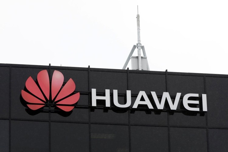 Huawei не планирует выпускать смартфон на базе HarmonyOS в 2019 году