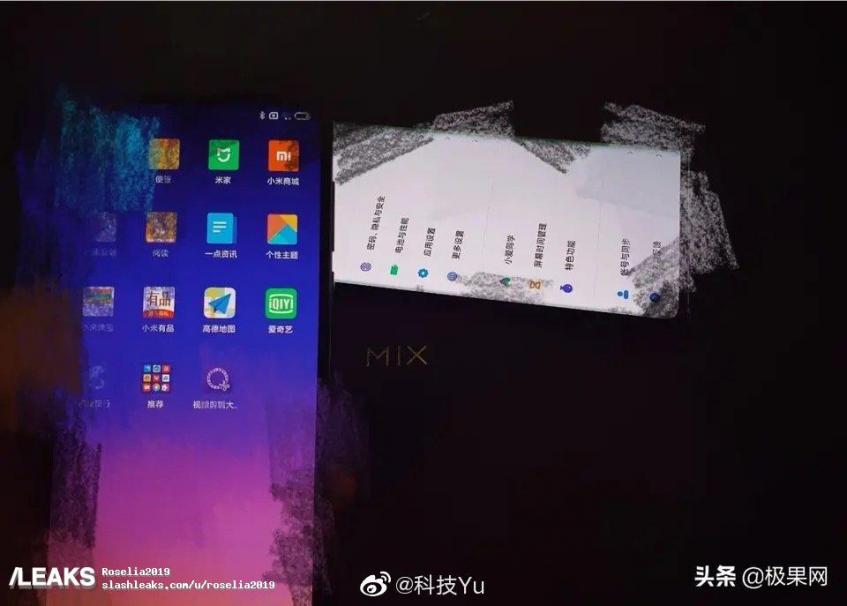 Настоящие смартфоны Xiaomi Mi Mix 4 и Mi Note 10 в рабочем состоянии позируют на совместном фото