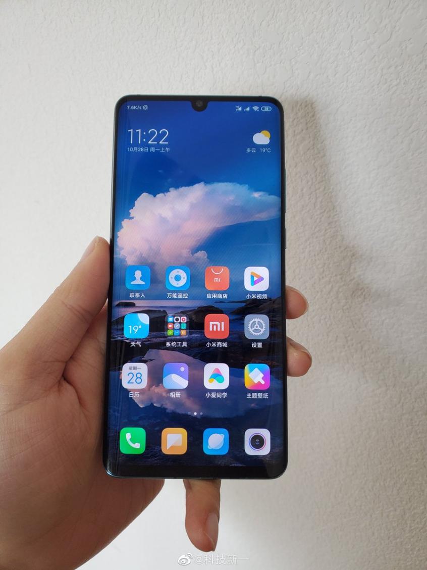 Включенный Xiaomi Mi CC9 Pro позирует в полный рост. 12 Мп против 108 Мп