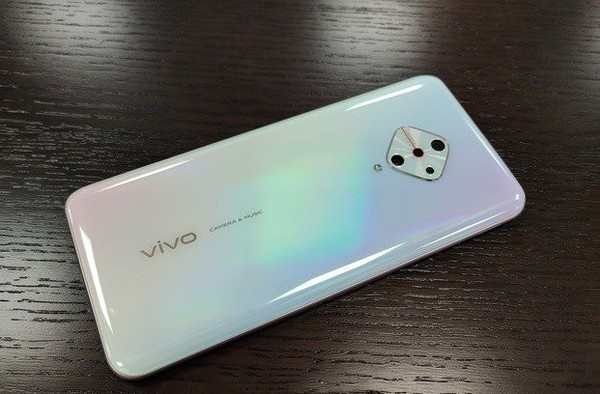 Vivo V17 с квадратной основной камерой позирует на фото – фото 1