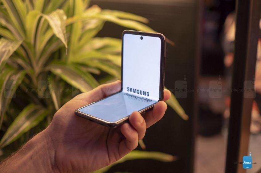 Samsung готовит к анонсу Galaxy Fold 2 с подэкранной камерой