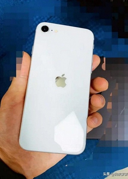 В сети появилось свежее фото недорогого iPhone SE 2 незадолго до анонса - 1
