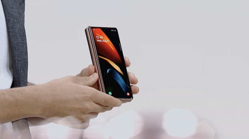 Новый Samsung Galaxy Z Fold2 избавился от знаменитой складки на экране. Реальные фото