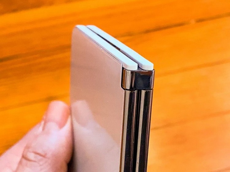 Внутренности смартфона-книжки Microsoft Surface Duo показались на фотография