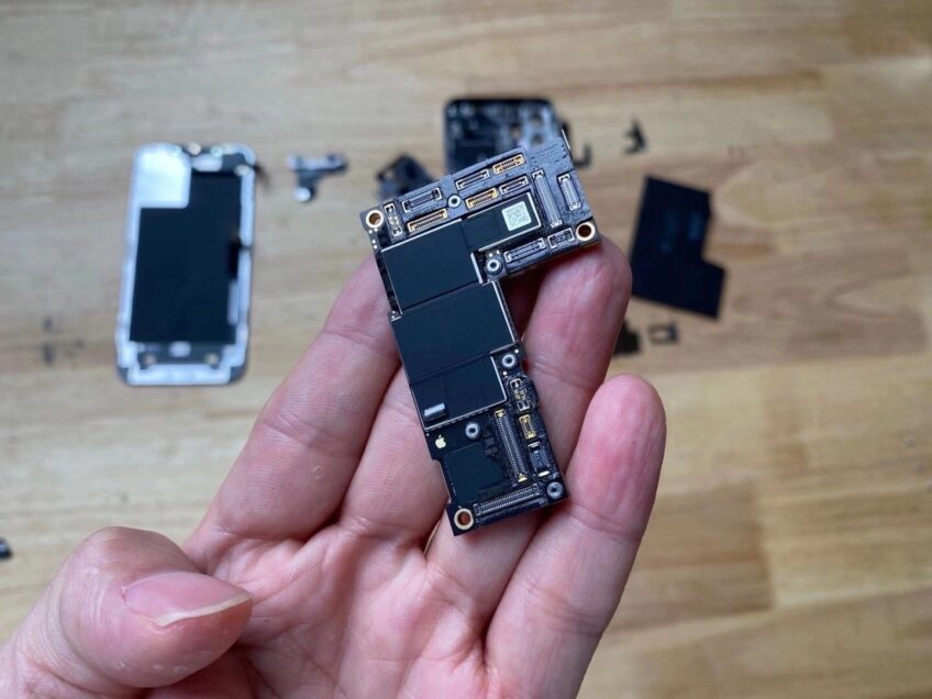 Вскрытие iPhone 12 Pro Max показало уменьшенный аккумулятор и другие интересные детали