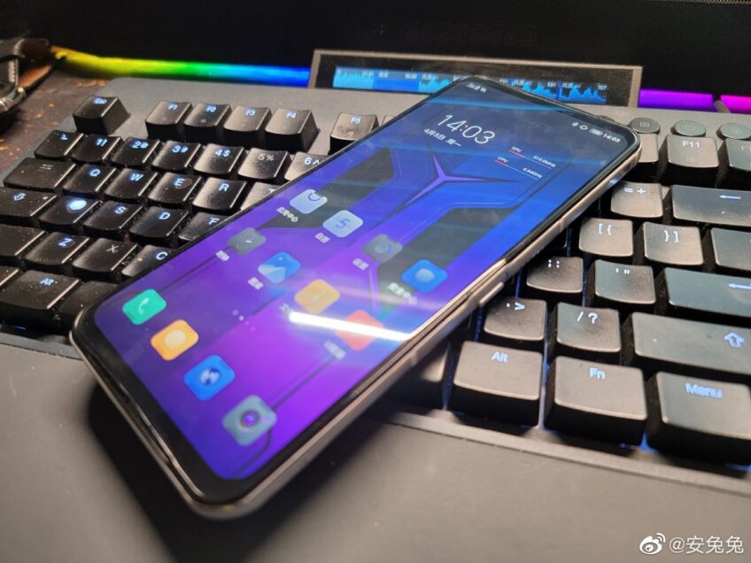 Так выглядит первый смартфон с экраном Samsung AMOLED E4, 144 Гц, Snapdragon 888, 16/512 ГБ и двумя вентиляторами. Живые фото Lenovo Legion 2 Pro