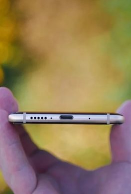 Глава Xiaomi спрашивает, действительно ли мы считаем, что флагманский смартфон Redmi в 2019 году должен иметь порт USB-C
