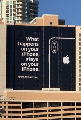 Apple напомнила о себе банером на стене здания