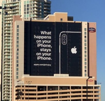 Apple напомнила о себе банером на стене здания