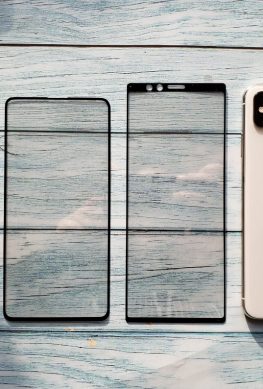 Передняя панель смартфона Sony Xperia XZ4 с экраном 21:9 позирует на фото рядом с iPhone XS Max