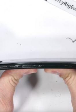 Топовый слайдер Xiaomi, несмотря на особенности конструкции, оказался весьма прочным