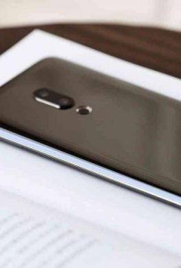 Видео дня: первый в мире обзор первого в мире смартфона без отверстий и кнопок - Meizu Zero