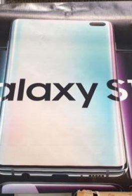 Рекламный плакат показал Samsung Galaxy S10+