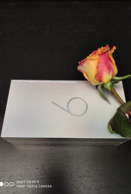 К выпуску готов. Xiaomi показала розничную коробку флагманского смартфона Xiaomi Mi 9