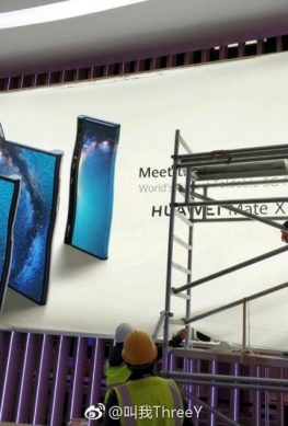 Фото дня: настоящий складной смартфон Huawei Mate X с гибким дисплеем на рекламном плакате прямиком из Барселоны