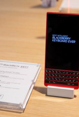 Представлен QWERTY-смартфон BlackBerry KEY2 в красном