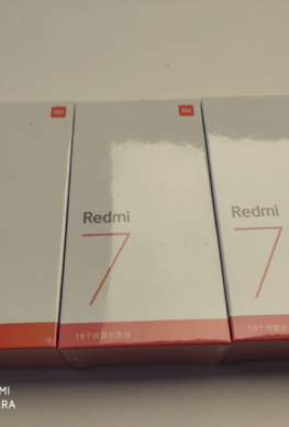 Вице-президент Xiaomi опубликовал фото коробки Redmi 7 и рассказал о продленной гарантии на смартфон
