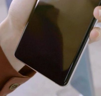 Это не аппаратный дефект. Samsung пообещала исправить работу сканеров отпечатков пальцев в Galaxy S10
