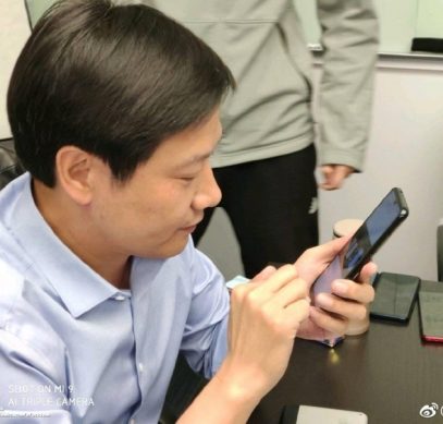 Глава Xiaomi замечен со смартфоном Redmi на платформе Snapdragon 855