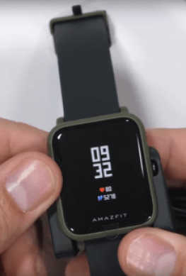 JerryRigEverything проверил прочность часов Xiaomi Amazfit Bip - 1