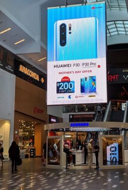 Huawei троллит Samsung большим рекламным щитом возле магазина конкурента