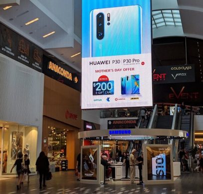 Huawei троллит Samsung большим рекламным щитом возле магазина конкурента
