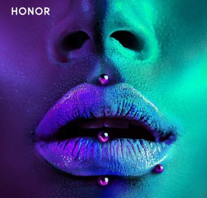 Honor 20 и коробка от него на официальном видео