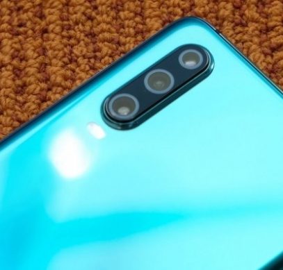 Huawei не сможет выпускать смартфоны с поддержкой карт microSD