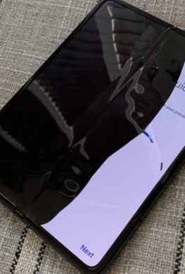 Запуск складного смартфона Galaxy Fold снова откладывается - 1