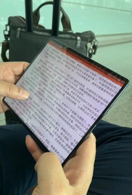 Главу Huawei застукали со складным смартфоном Mate X в руках - 1