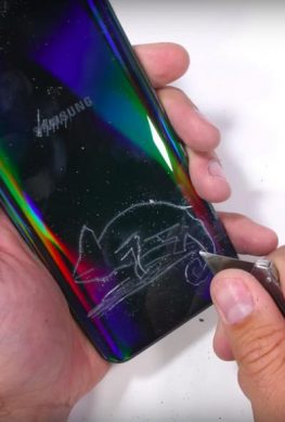 Эксперт объяснил недостатки пластикового корпуса Samsung Galaxy A50 - 1