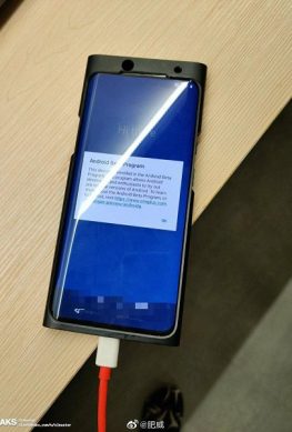 Флагманский смартфон OnePlus 7T впервые позирует на живых фото