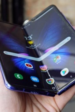 Смартфон Samsung Galaxy Fold появился в продаже в Европе - 1