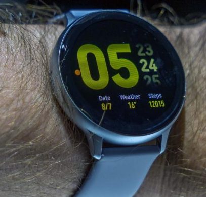 В часах Samsung Galaxy Watch Active 2 из коробки отключена основная новая функция