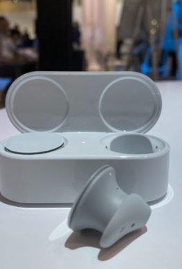 Microsoft представила беспроводные наушники Surface Earbuds - 1