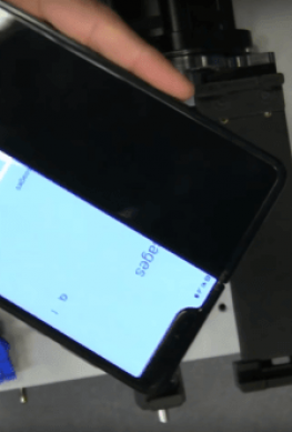 Смартфон Samsung Galaxy Fold сломался не выдержав заявленное количество складываний - 1